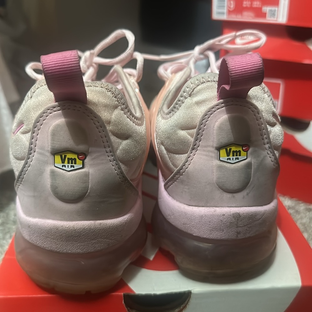 Nike VaporMax Plus Free Gift 🎁
Bubblegum Pink Sneakers 👟 Size 9 (Used Dirty) - Picture 9 of 12